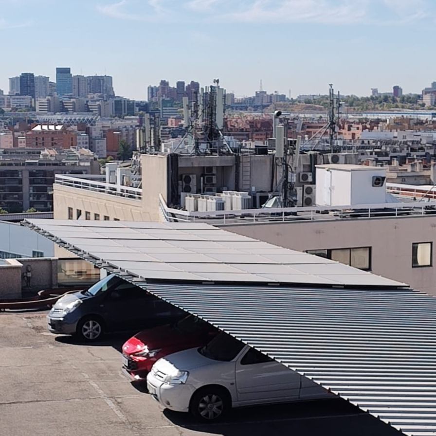 Detalle de los paneles solares Viessmann instalados en Apalan Holding